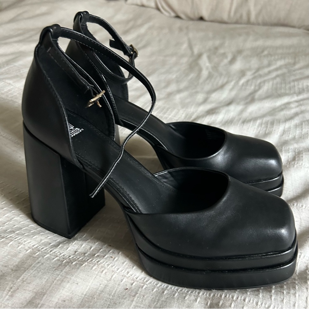 NWOT Wild Fable Mary Jane Heels